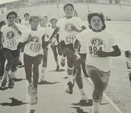 Varios participantes corren en el evento de 600 metros en la categoría de 11-12 años en la séptima edición de las Justas Colgate en 1986 en el estadio Sixto Escobar.