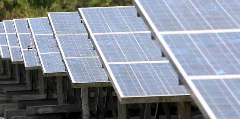 A mediados de la semana pasada, Méndez Núñez indicó que no aprobaría ningún acuerdo que contengan un impuesto sobre energía renovable, incluyendo una carga a quienes se desconecten de la red de la AEE, para beneficiarse del sol. (Archivo)