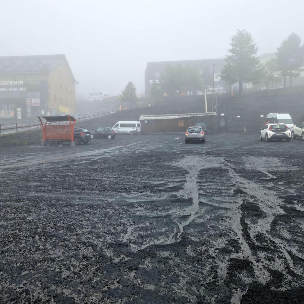 El volcán Etna registró una nueva erupción  y dejó la zona llena de cenizas.