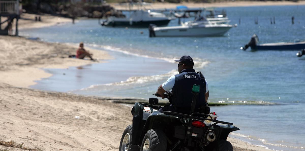 La Policía estará atenta, entre otras cosas, a que los vehículos no se estacionen cerca o sobre áreas de anidamiento de tortugas marinas. En la foto, un oficial da una ronda preventiva en la playa Combate de Cabo Rojo.