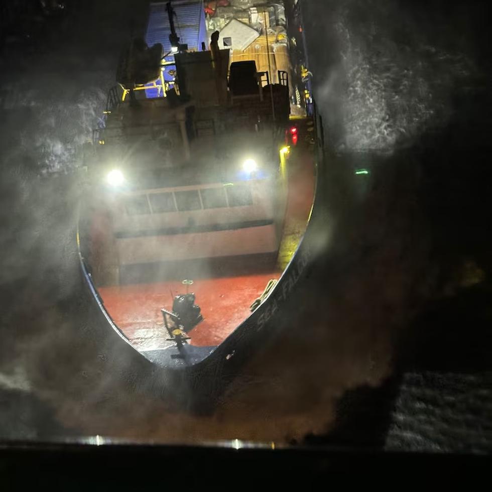 El barco de carga Sea Falcon, con bandera de Vanuatu, fue rescatado por un helicóptero de la Guardia Costera a 22 millas náuticas del sur de Puerto Rico.
