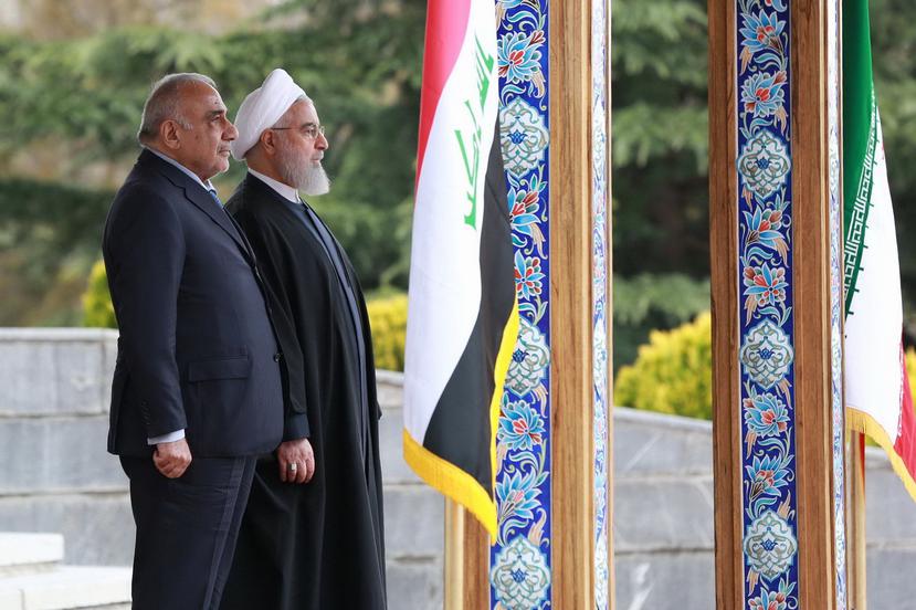El primer ministro iraquí, Adel Abdelmahdi (izquierda), y el presidente iraní, Hasan Rohaní (derecha), durante una ceremonia de bienvenida el sábado . (Oficina Presidencial iraní vía EFE)