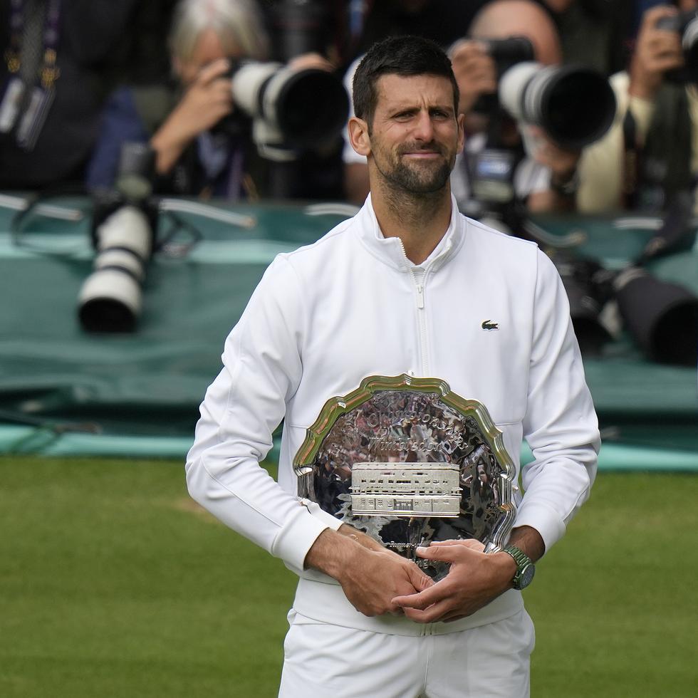 Novak Djokovic posa con el trofeo de subcampeón de Wimbledon.