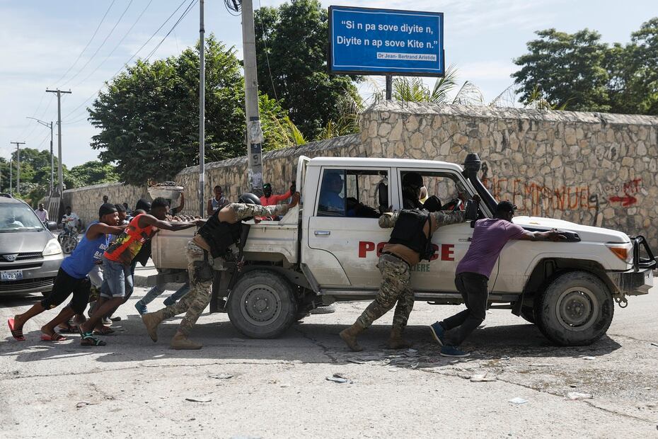 Inclusive la policía y las agencias de gobierno se han visto impactadas por la falta de gasolina y otros productos derivados del petróleo. Esta nueva crisis obligó al Departamento de Estado de los Estados Unidos a emitir una recomendación a ciudadanos estadounidenses a abandonar Haití.