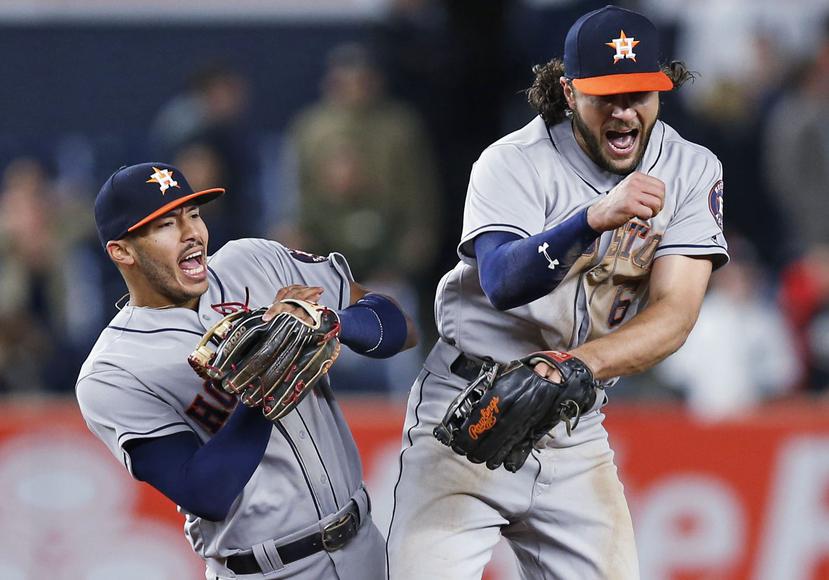 Carlos Correa y Jake Marisnick celebran la victoria de los Astros. (AP)