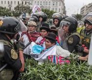 Manifestantes chocan con policías frente a la sede del Congreso en Lima, Perú.