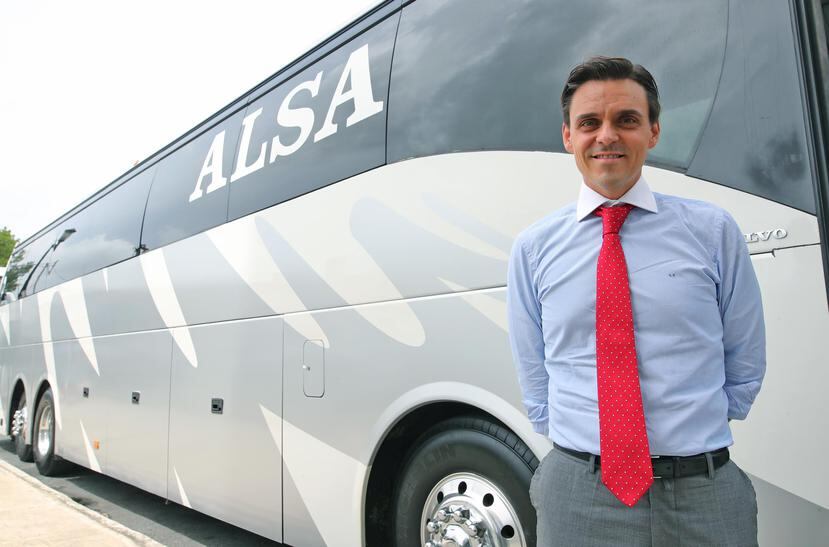 Carlos Yéboles López, director de ALSA Puerto Rico, dijo que las guaguas tienen enchufes para que los usuarios conecten sus dispositivos durante el recorrido.
