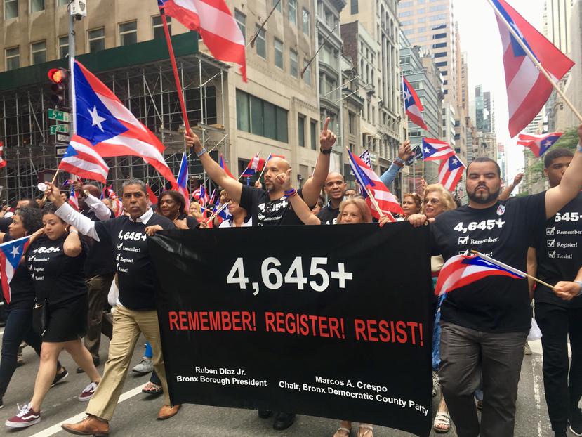 Funcionarios demócratas y activistas portaron una pancarta en alusión a las víctimas mortales asociadas al huracán María y a la inadecuada respuesta del gobierno federal.