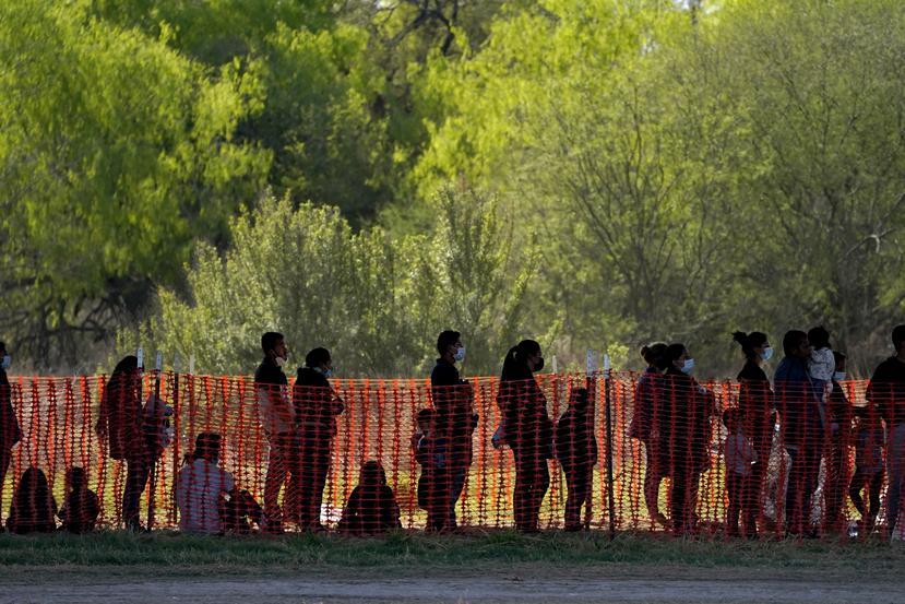 La foto de archivo del 19 de marzo de 2021 muestra a migrantes detenidos en instalaciones de la agencia Aduanas y Protección Fronteriza de Estados Unidos en Mission, Texas.