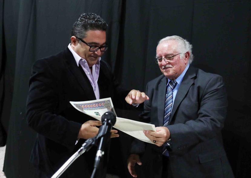 El doctor Ramón Luiz Acevedo, presidente del Instituto de Literatura Puertorriqueña, entregó anoche el segundo premio de periodismo "Bolívar Pagán", al columnista de El Nuevo Día, Benjamín Morales.