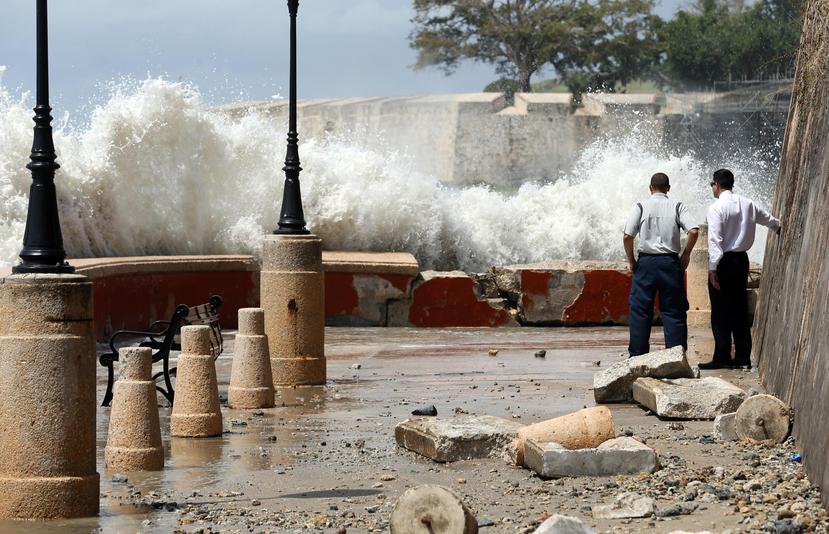 El embate de las olas provocó que se desprendieran trozos de los muros de cemento que bordean el Paseo de La Princesa en el Viejo San Juan.