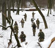 Miembros de las Fuerzas de Defensa Territorial de Ucrania entrenan en un parque de la ciudad de Kiev, Ucrania, el 22 de enero de 2022. Docenas de civiles se han unido a las reservas del ejército de Ucrania en medio de temores sobre una invasión rusa.