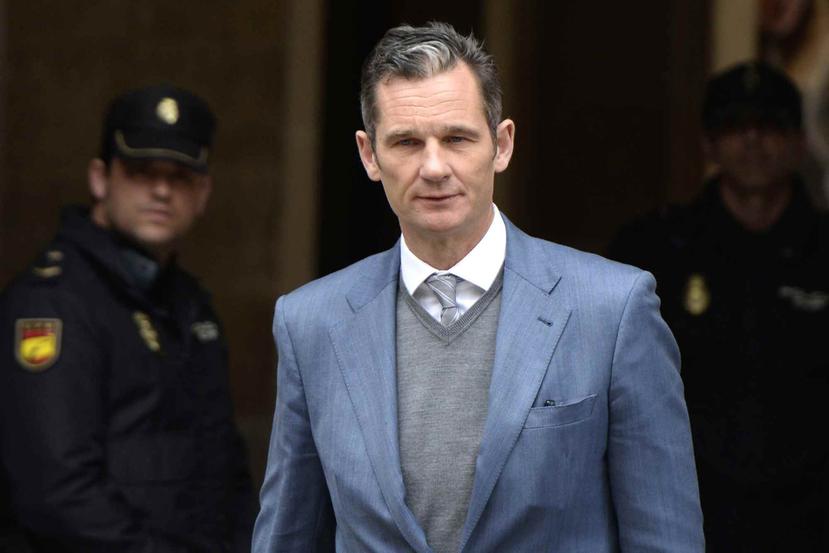 Iñaki Urdangarin, esposo de la infanta española Cristina, sale de un tribunal en Palma de Mallorca, España. (AP)