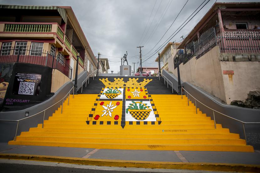 Las escaleras con la bandera de Yauco.