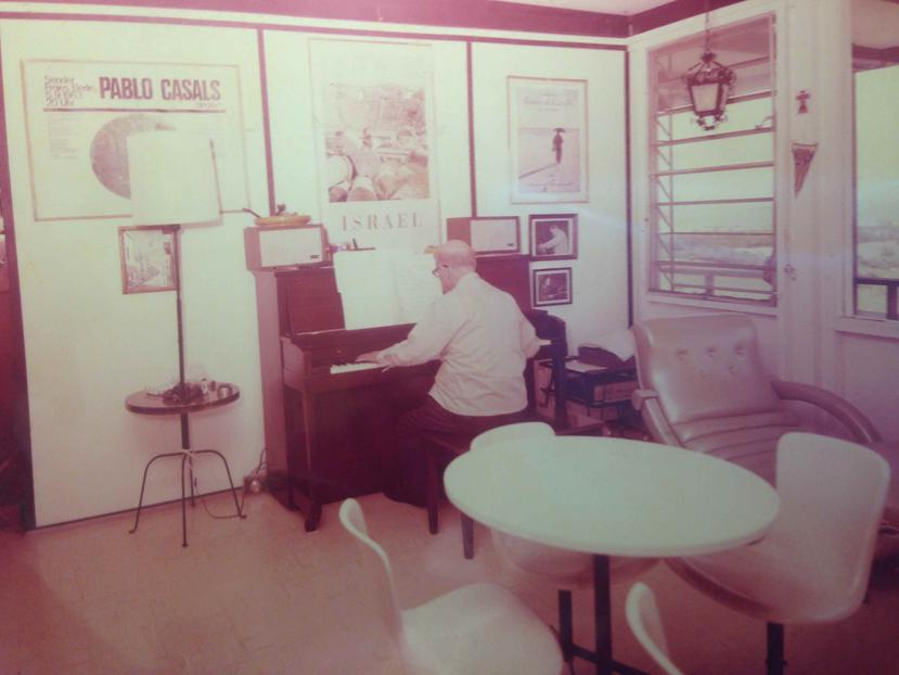 Foto de la exhibición. Pablo Casals, en su casa de campo en Ceiba-Puerto Rico, 1970. La casita la llamó "El Pessebre". Foto de Harry Friedman 
