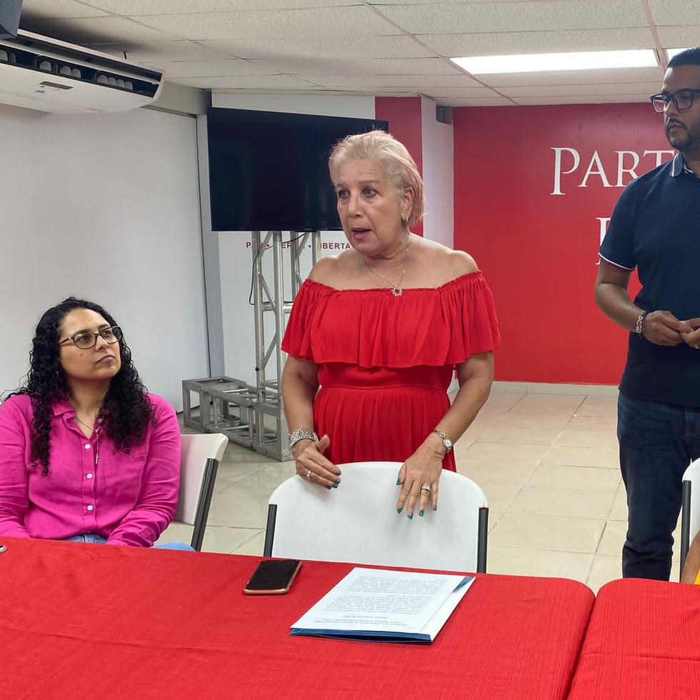 La presidente de las Mujeres Populares, Julia Nazario Fuentes, se dirige al grupo previo a votar en favor del “Manifiesto sobre la Violencia en contra de las Mujeres y Niñas”,