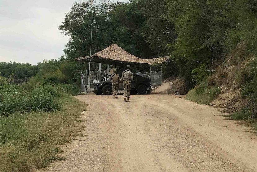 Tropas de la Guardia Nacional resguardan la frontera en Roma, Texas. (AP)