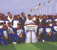 Integrantes del Equipo Nacional de béisbol junto a otros miembros de la delegación, posando en los Juegos Olímpicos de Seúl, ataviados con los colores de la bandera Monoestrellada.