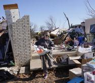 Belinda Penner toma sus pertenencias de la casa de un familiar, que quedó destrozada tras un tornado, el martes 13 de diciembre de 2022, en Wayne, Oklahoma.