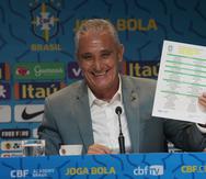 El técnico de Brasil Tite anuncia la convocatoria de la selección nacional para el Mundial de Qatar 2022 en Río de Janeiro, el lunes 7 de noviembre 2022. (AP Foto/Silvia Izquierdo)