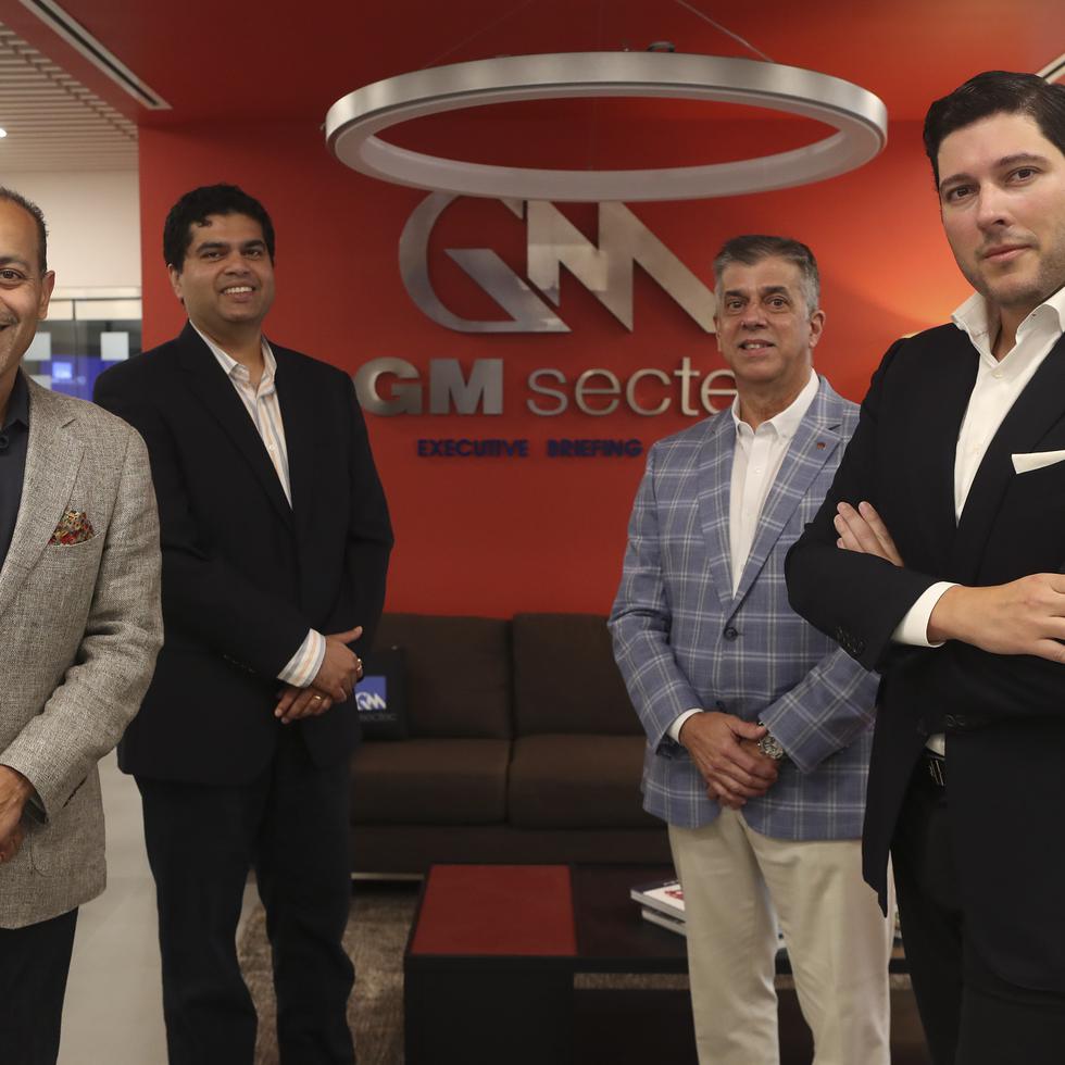 De derecha a izquierda, Héctor G. Martínez, presidente de GM SecTec,  Jesús Cortina, gerente general de la empresa; Manoj Nair, gerente general de Metallic; y Sanjay Mirchandani, CEO de Commvault.