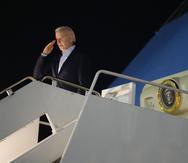 El presidente Joe Biden saluda al abordar el Air Force One en la base de la Fuerza Aérea Andrews, Maryland, el martes 27 de diciembre de 2022.