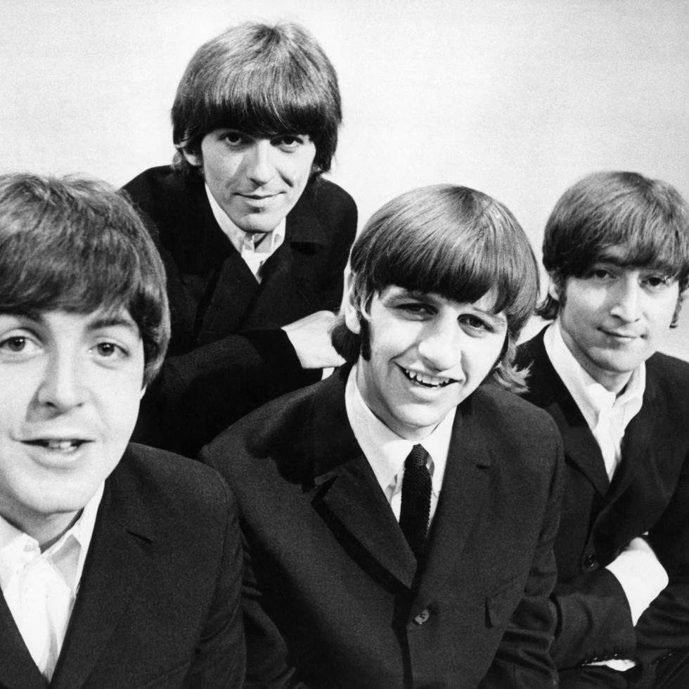 17/06/1966.- Los componentes del grupo The Beatles, Paul McCartney (bajista), George Harrison (guitarra), Ringo Starr (batería), y John Lennon (guitarra), durante un posado gráfico en los Estudio de televisión de la BBC en Londres. EFE.
