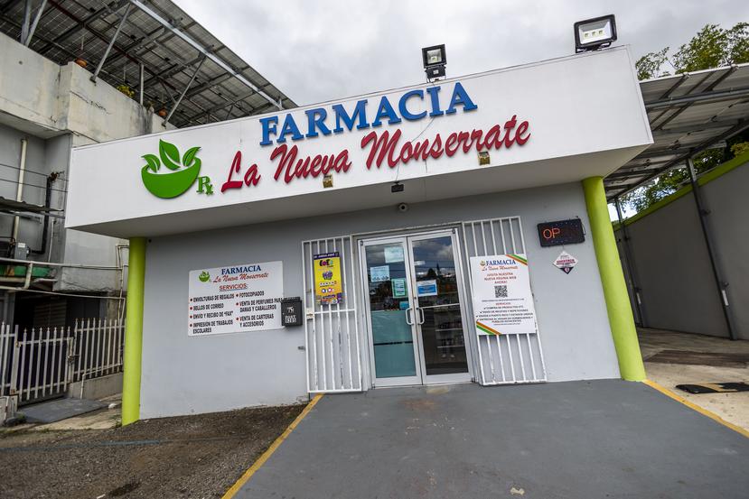 La farmacia ubica a pasos del casco urbano de Hormigueros.

