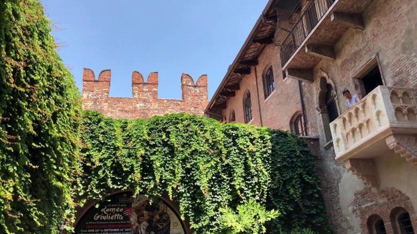 Balcón de la histórica casa de Julieta en la que una pareja podrá pasar la noche como parte de una oferta de Airbnb.  (Suministrada)
