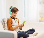 Los aparatos electrónicos ocupan una parte significativa del tiempo, por lo que es esencial ayudar a los niños y jóvenes a usarlos de forma equilibrada y establecer límites.  (Shutterstock)