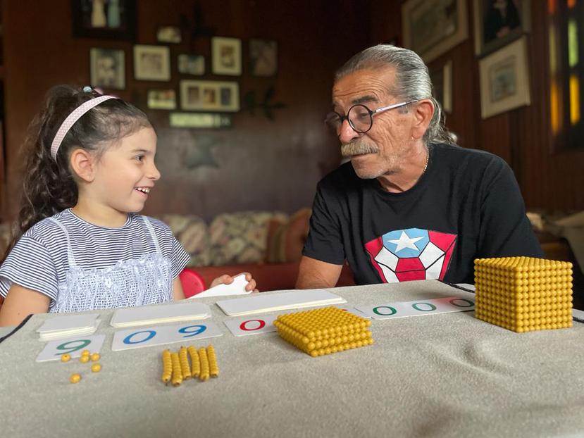 Johnny Gerena junto a su nieta, Alicia de Lourdes.
