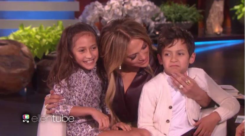 A Jennifer López la acompañaron sus hijos, Max y Emme, frutos de su matrimonio con Marc Anthony. (Captura)