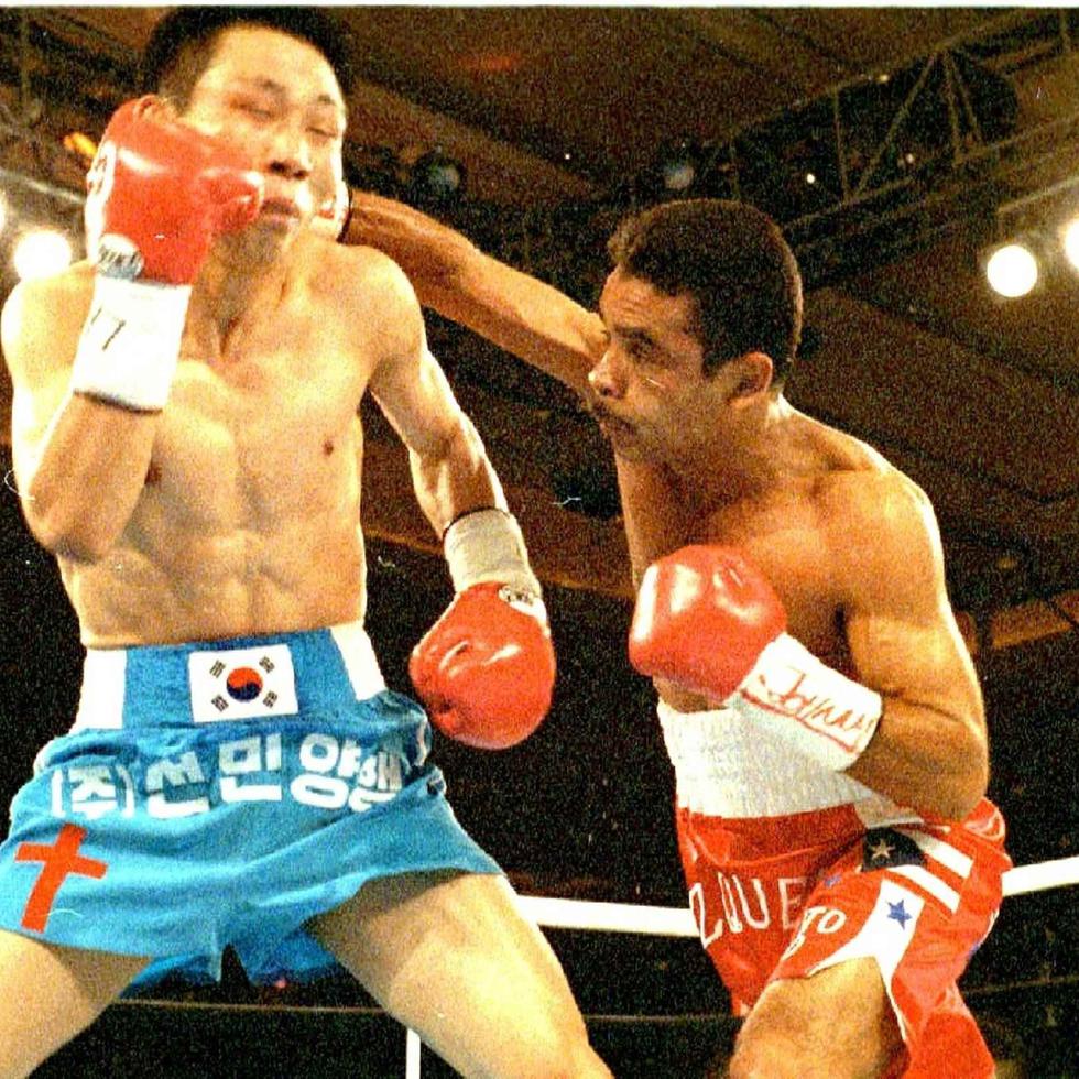 Wilfredo Vázquez (der.) golpea el rostro de Choi Jae-Won en un pelea celebrada en Las Vegas en 1994. (GFR Media)