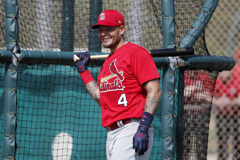 Yadier Molina es todo sonrisas durante el entrenamiento de ayer de los Cardinals. (AP)