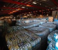 En el almacén de Ponce se encontraron decenas de cajas de agua entre otros suministros.