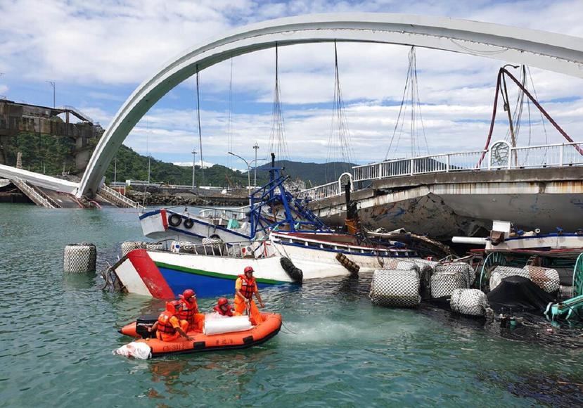 Rescatistas trabajan junto al puente derrumbado en Nanfangao, este de Taiwán. (Guardia Costera de Taiwán via AP)
