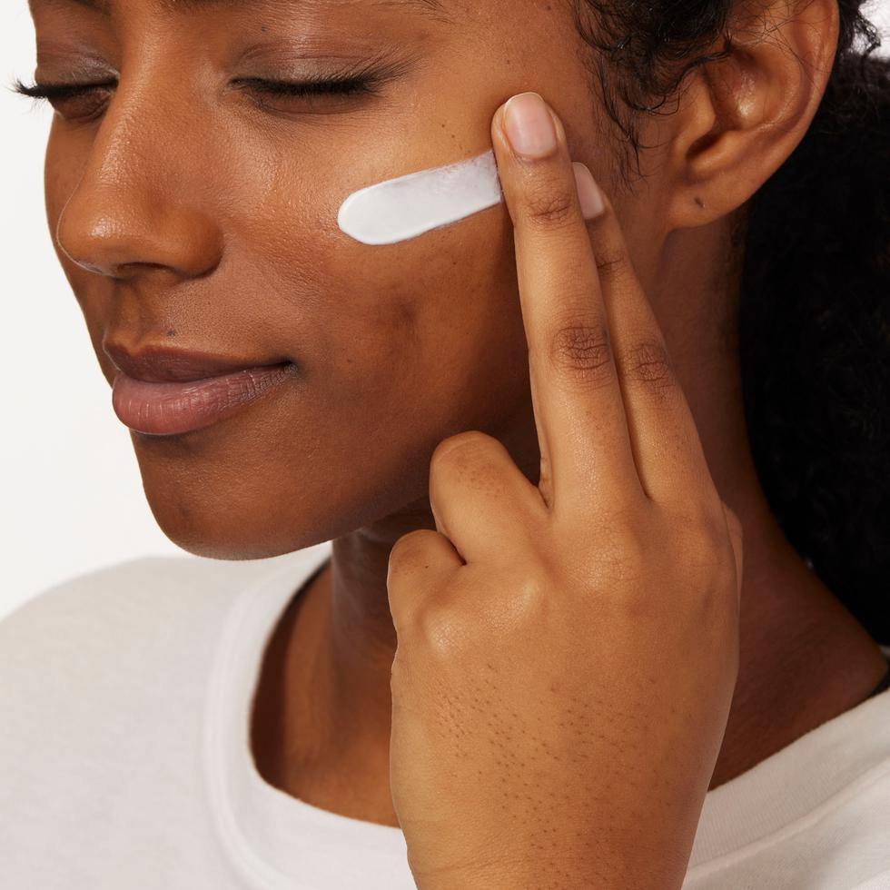 Desarrollado con dermatólogos, CeraVe AM Facial Moisturizing Lotion SPF 30 está enriquecido con las tres ceramidas esenciales de CeraVe, ácido hialurónico y niacinamida para restaurar la barrera natural de la piel