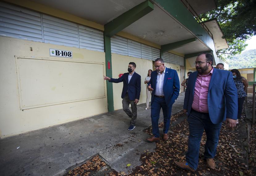 El secretario de Educación Eliezer Ramos, derecha, durante un recorrido por una escuela en Corozal cuando el secretario de Educación de Estados Unidos, Miguel Cardona, visitó el país hace un año.