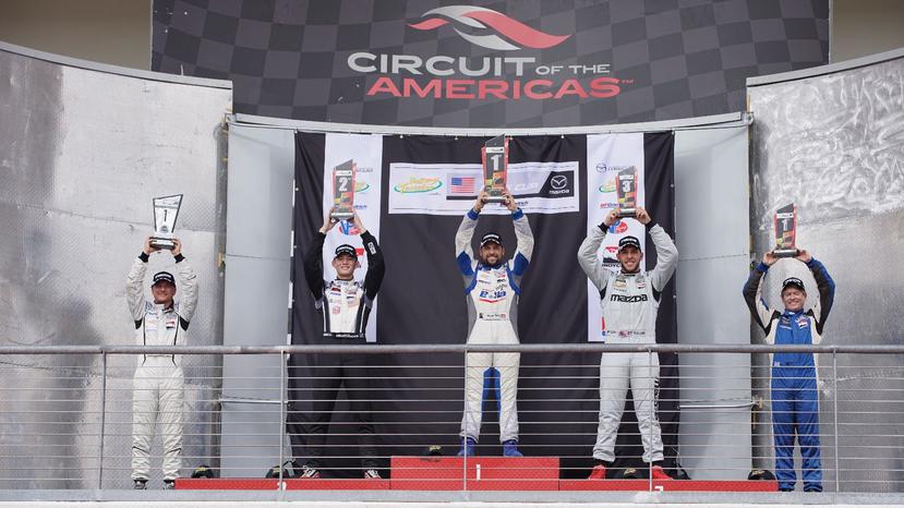 Bryan Ortiz celebra, con trofeo en mano, luego de ganar una de tres pruebas celebradas el pasado fin de semana en el Circuito de Las Américas en Austin, Texas. (Suministrada)