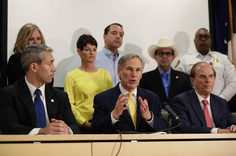 El gobernador de Texas, Greg Abbott, al centro, habla acompañado por otros funcionarios en San Antonio. (Eric Gay)