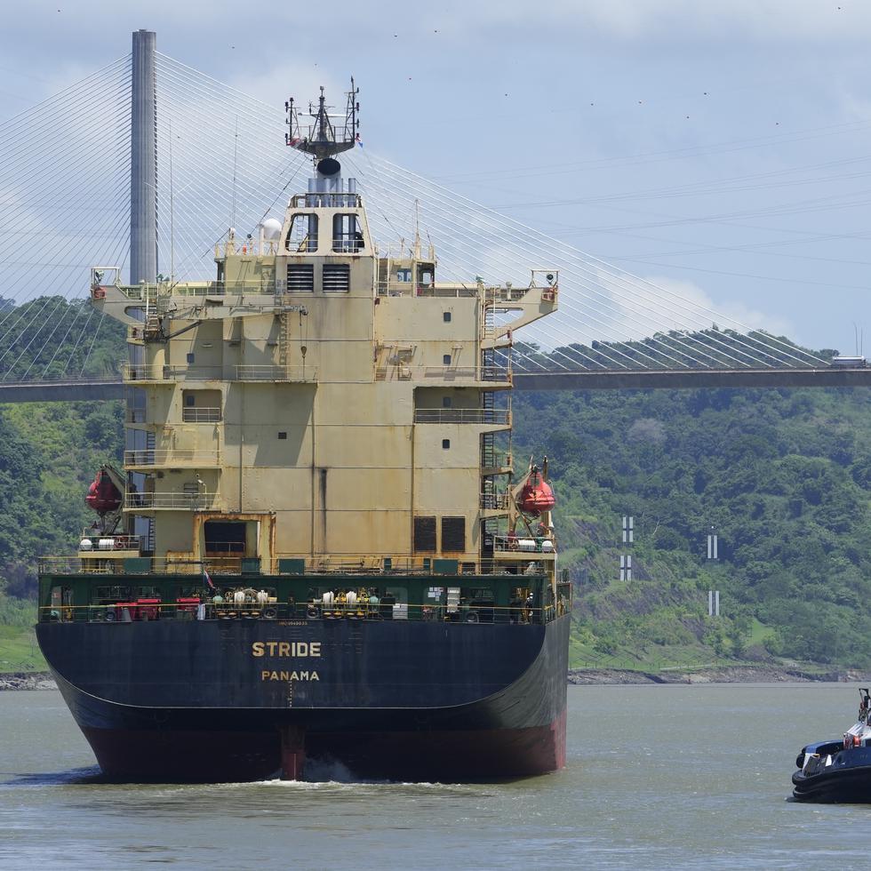 Un buque de carga navega cerca de la esclusa Pedro Miguel en el Canal de Panamá, en Ciudad de Panamá, el jueves 3 de agosto de 2023. La autoridad del Canal de Panamá dijo que la limitación en el tránsito a 32 barcos diarios, debido a meses de sequía, derivará en menores ingresos en 2024 por la persistente crisis del agua.