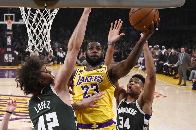 El astro de los Lakers de Los Ángeles LeBron James dijo que él no jugaría en instalaciones vacías. (AP)