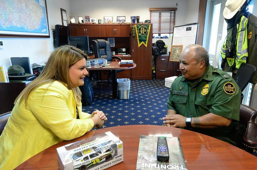 La funcionaria junto al director del CBP en Aguadilla, Ramiro Cerrillo. (Suministrada)