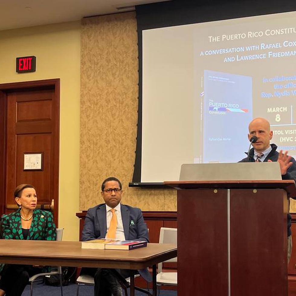 El profesor Lawrence Friedman y la congresista Nydia Velázquez presentaron el miércoles en el Congreso el libro de Rafael Cox Alomar “The Puerto Rico Constitution”