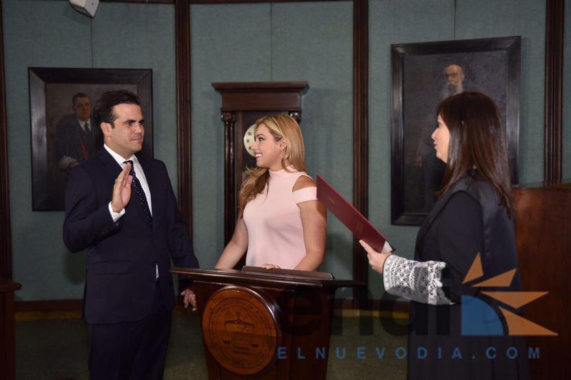 La jueza presidenta del Tribunal Supremo, Maite Oronoz, le tomó juramento a Ricardo Rosselló, quien estuvo acompañado de su esposa, Beatriz. (Suministrada)