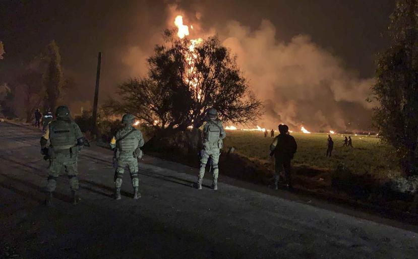 En esta imagen proporcionada por la Secretaría de la Defensa Nacional de México, soldados vigilan el área tras la explosión de un gasoducto en Tlahuelilpan, estado de Hidalgo, el viernes 18 de enero de 2019. (Foto Sedena vía AP)