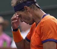 Rafael Nadal reacciona durante el partido contra Carlos Alcaraz en las semifinales del Abierto de Indian Wells.