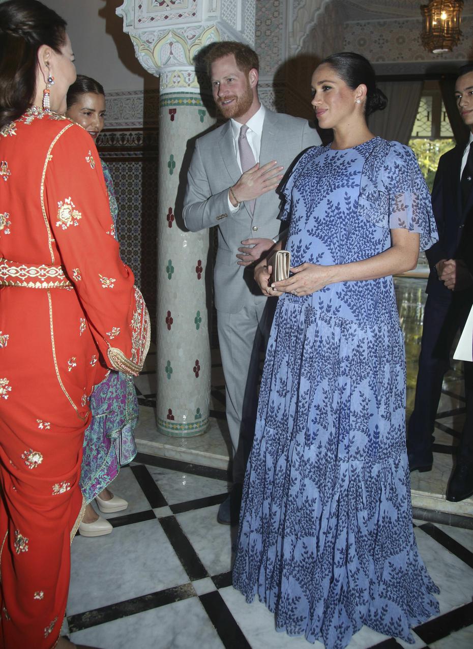 Durante el viaje a Marruecos también selección un vestido largo de manchas anchas de Carolina herrera para reunirse con la realeza marroquí. (Archivo)