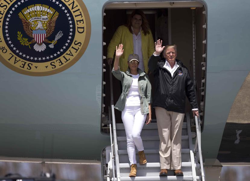 La comisionado residente Jenniffer González sale del Air Force Once detrás del presidente Donald Trump y la primera dama Melania Trump en octubre pasado. (GFR Media)