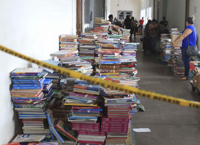 Los libros están amontonados en el lugar en espera por que alguien se los lleve.
